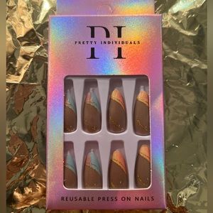 𝑷𝒓𝒆𝒕𝒕𝒚 𝑰𝒏𝒅𝒊𝒗𝒊𝒅𝒖𝒂𝒍𝒔 Press on Nails, OS